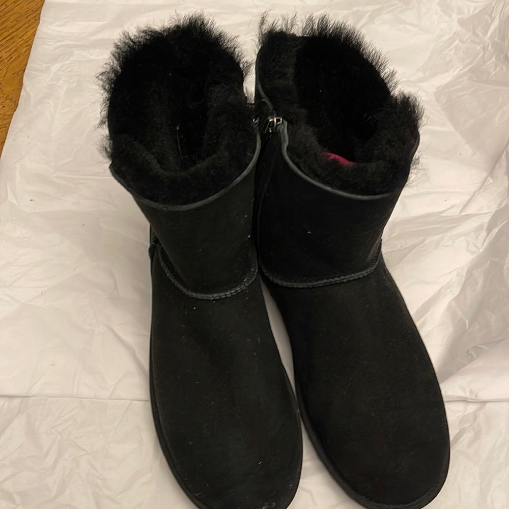 Short imitation Ugg boots.